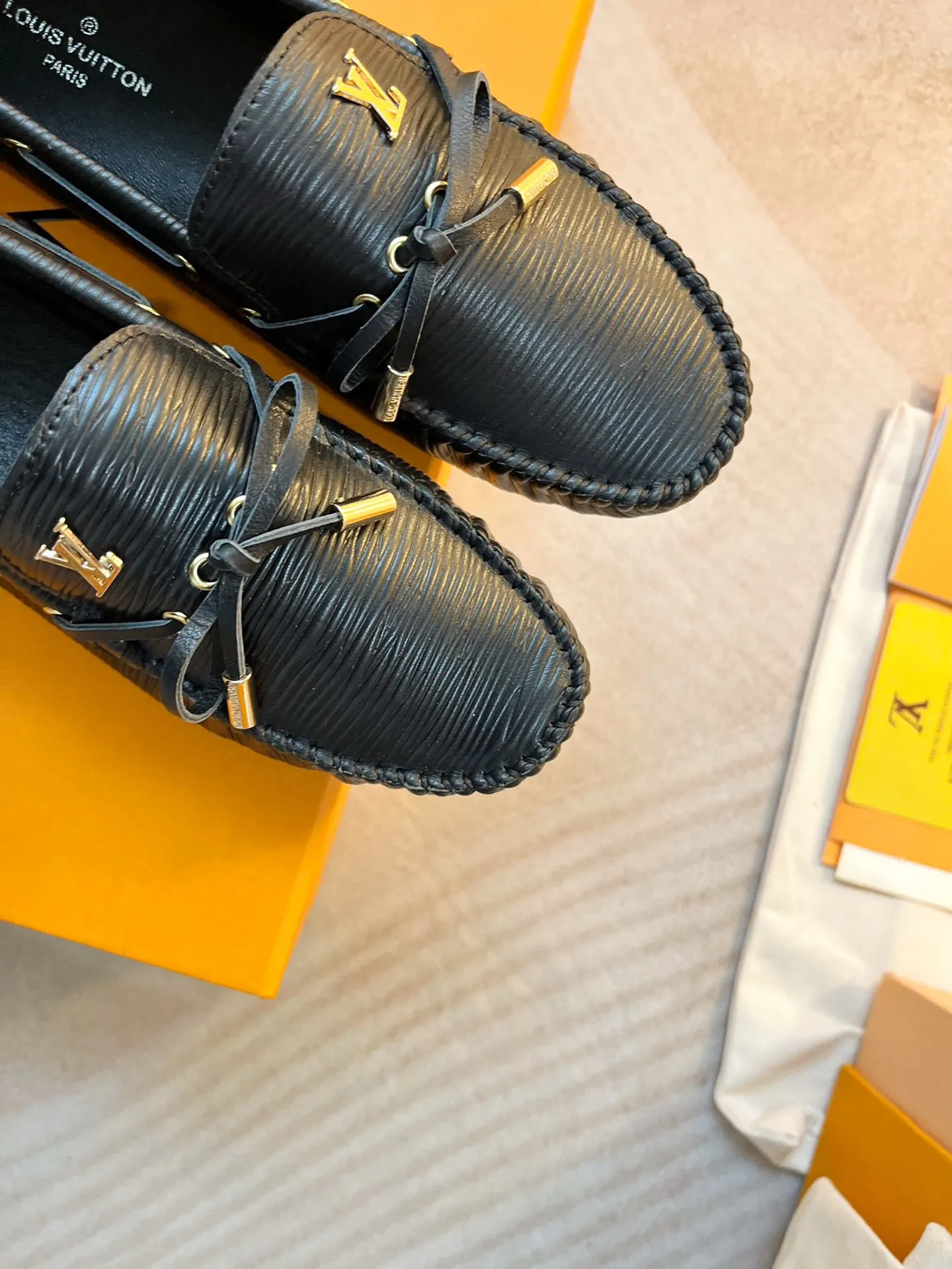 p460💰Couple model❤️🇫🇷 𝙇𝙤𝙪𝙞𝙨 𝙑𝙪𝙞𝙩𝙩𝙤𝙣 🇫🇷Louis Vuitton 2023 Classic𝓛𝓿 𝓣𝓻𝓪𝓲𝓷𝓮𝓻 Sports Series ➪➪➪¯ [Arizona Doudou Shoes Series] ▪️▪️▪️Arizona slip-on shoes are made of Monogram Eclipse canvas. Its hand-painted and dyed edges and hand-sewn uppers fully demonstrate Louis Vuitton's traditional shoemaking craftsmanship. This slip-on shoe is very lightweight. The integrated tongue and upper make it particularly comfortable and flexible. The soft outsole is equipped with rubber padding. Decorated with matching sash. Detailed features: ☑️Monogram Eclipse canvas ☑️Black Eclipse pattern ☑️Hand-painted shoe edges ☑️Hand-sewn uppers (each pair takes time to process) ☑️Integrated tongue and upper construction ☑️Outsole equipped with rubber lining ☑️size: 35_46